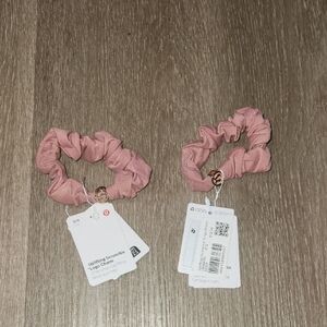 Lululemon Uplifting Scruchie *logo Charm
